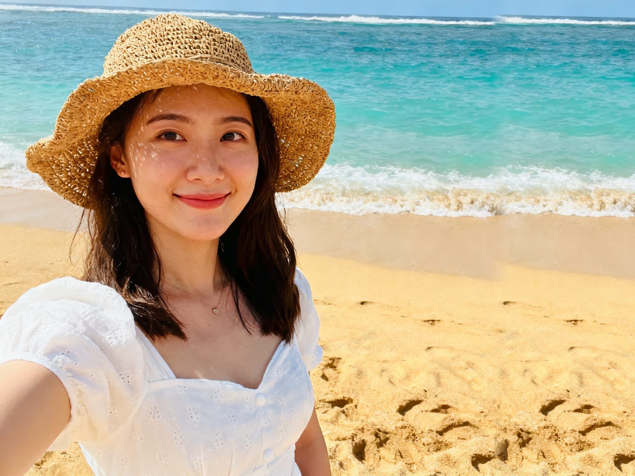 Remove people from photo: photobomber erased from a portrait — after