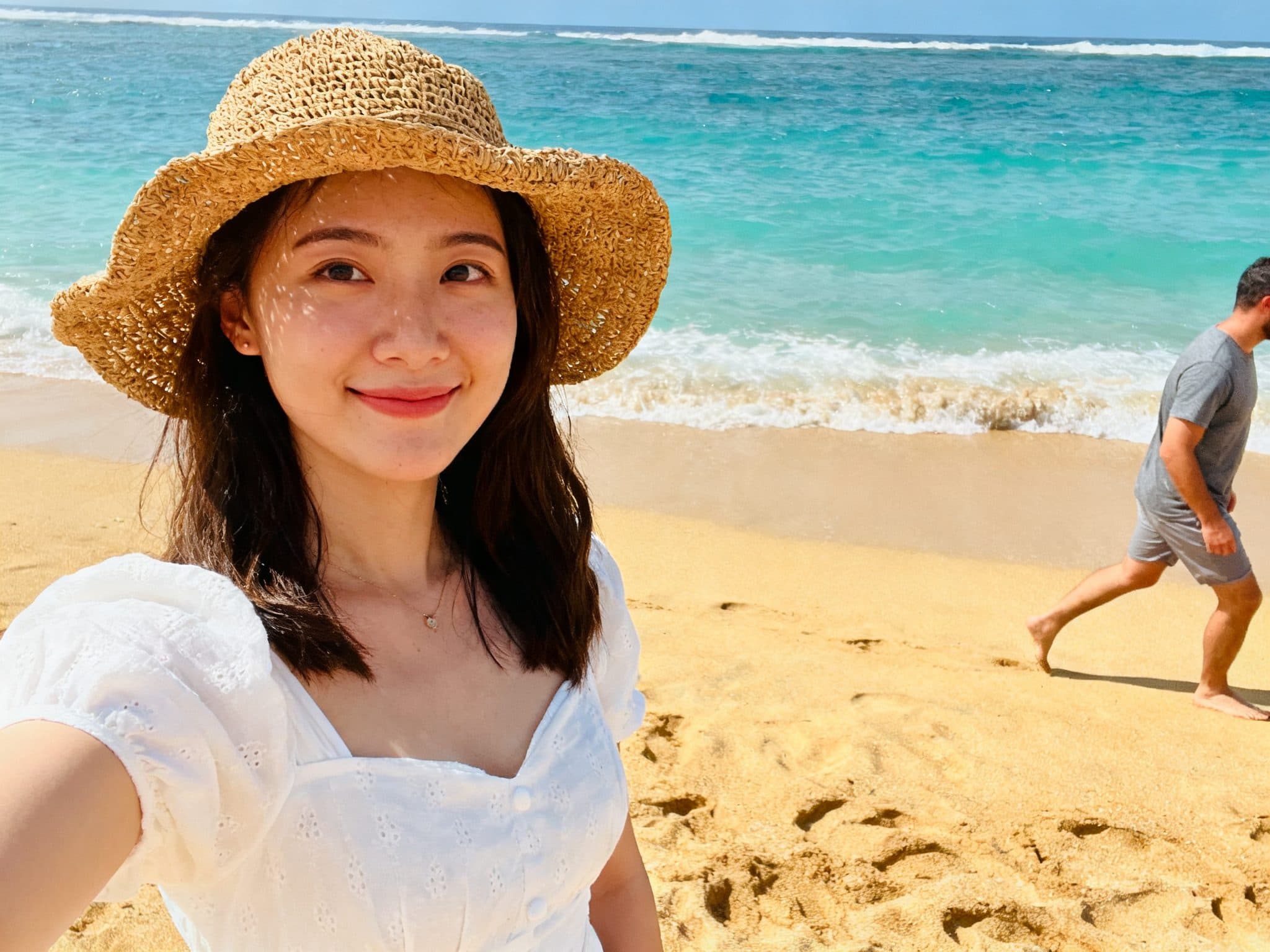 Remove people from photo: photobomber erased from a portrait — before