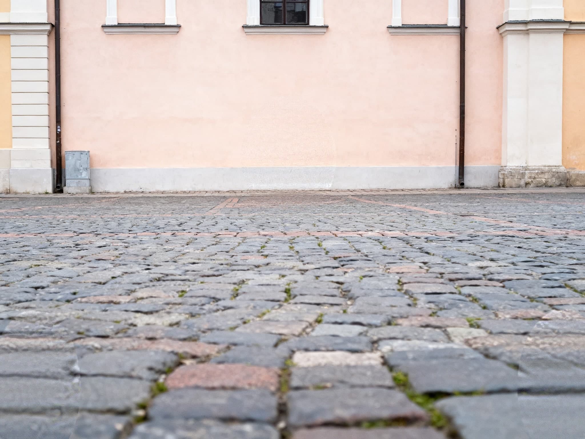 Remove people from photo: tourists erased from a landmark — after