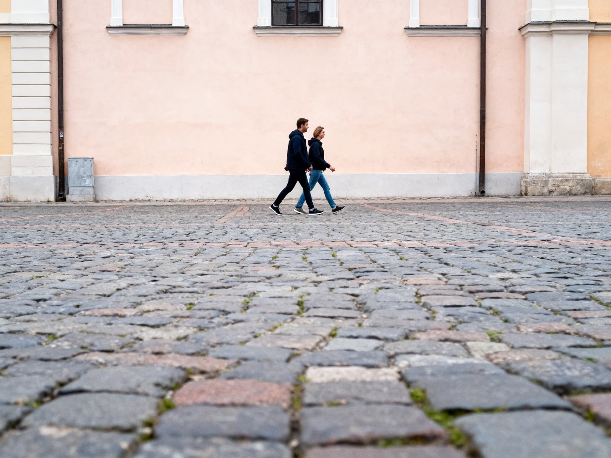 Remove people from photo: tourists erased from a landmark — before